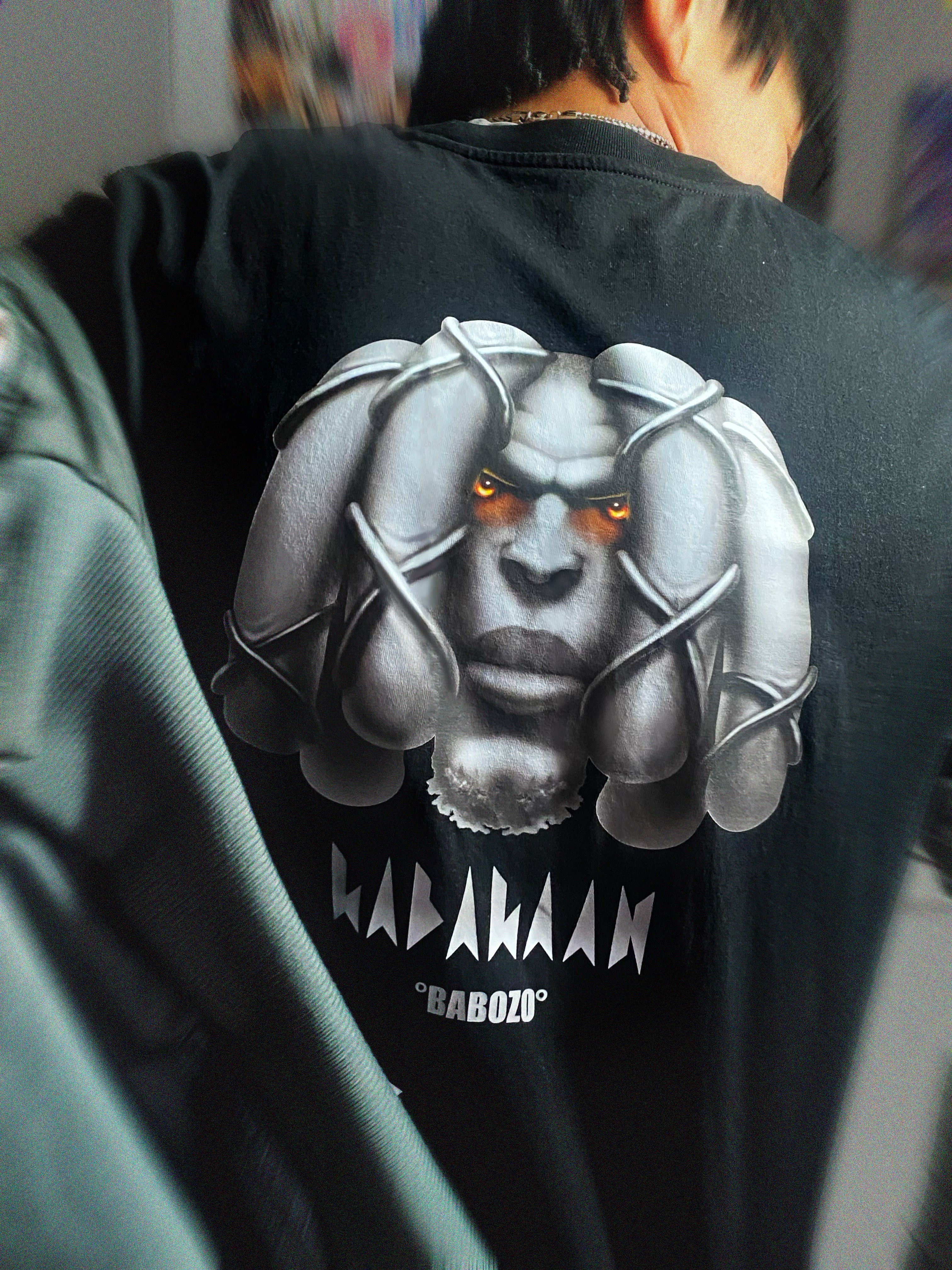 t-shirt noir imprimé babozo gris dos