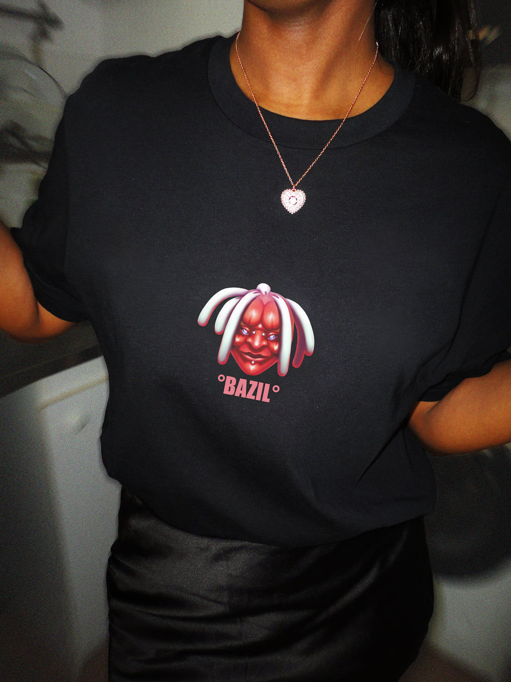 t-shirt noir imprimé bazil rouge face