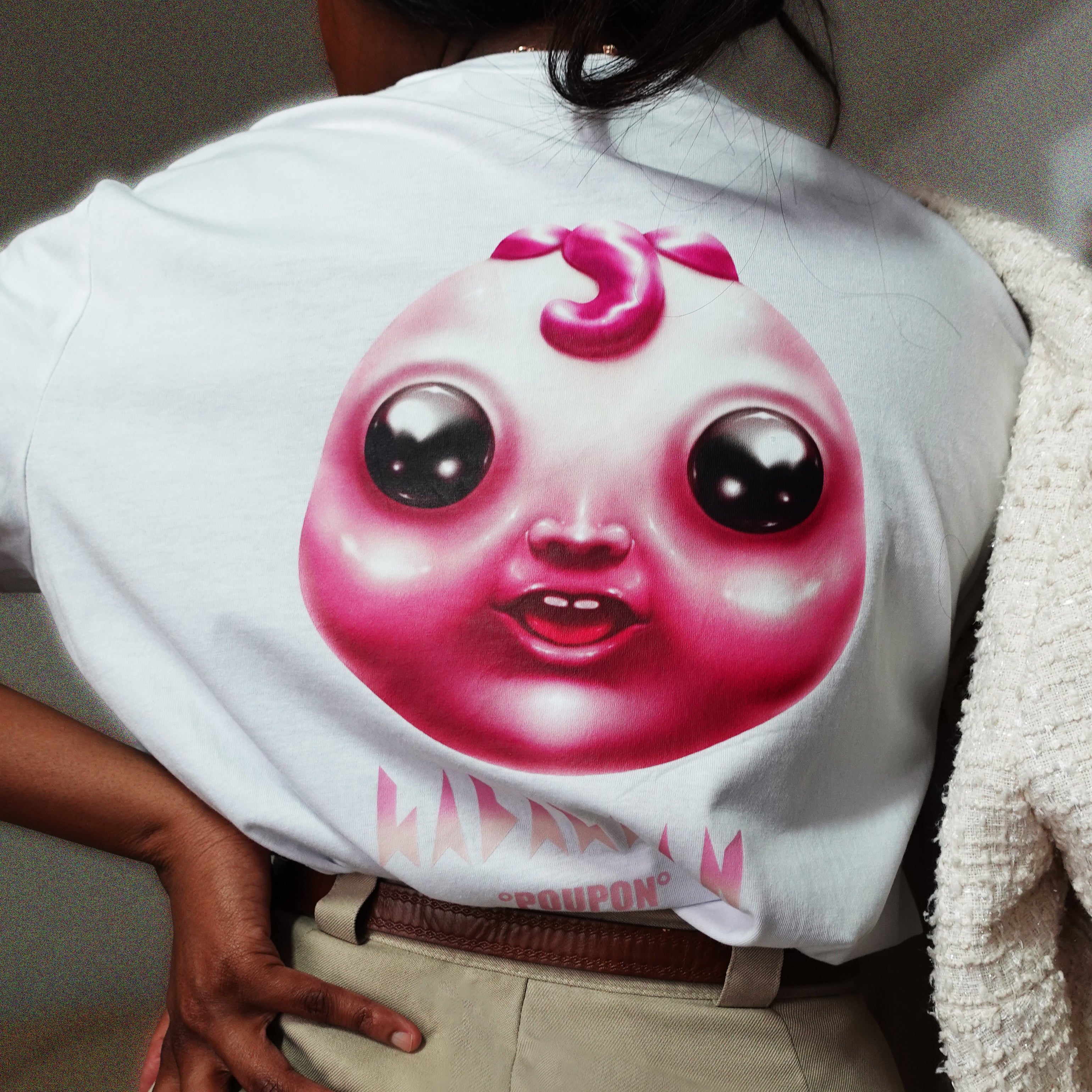 t-shirt blanc imprimé poupon rose dos